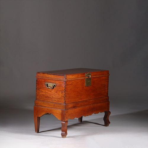 Koloniale compagnie kist ca 1775 op onderstel met bronzen grepen (No.311430)