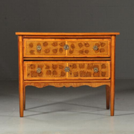 Antieke kast / 18e eeuwse Italiaanse commode met olijfhout met essenhout en oesterfineer (No.401748)