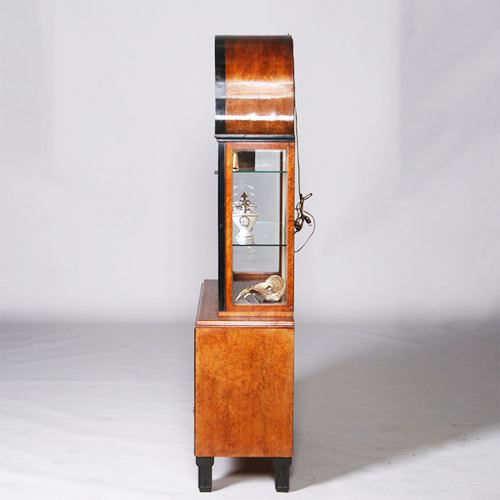 Art Deco Vitrine noten met wortelnoten en zwart gepolitoerde accenten  (no.311005)