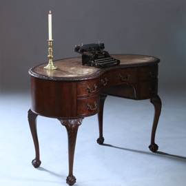 Niervormig bureau met fabelachtig mooi oud leer en 5 laden ca 1900 (No.230210)