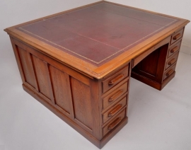 Antieke bureaus / Partner bureau met rood leer 1,50 m X 1,30 m. ca.1900 (No.78319)