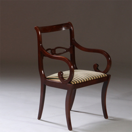 Fraai gebogen mahoniehouten Carver chair met gestreepte bekleding  ca 1950 (No.212830)