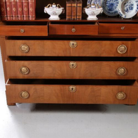 Antieke kast / Zeer strak Louis Seize kabinet ca. 1790  in blond mahonie (No.781550)