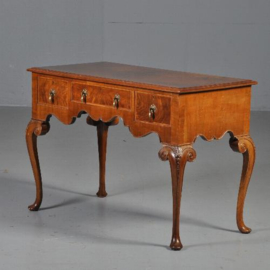 Antieke bureaus / wortelnoten schrijftafel / wandtafel / center table met drie laden 1880 Engeland (No.430622)