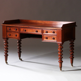 Victoriaanse mahoniehouten schrijftafel ca 1870 met gedraaide poten en kleine opstaande rand (No.211905)