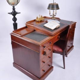 Antieke bureaus / Engels mahonie herenbureau ca.1860 goud gerand leer met "writing slope" (No.473728)