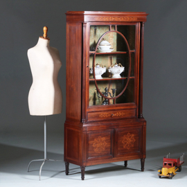 Franse Vitrine met lade en gesloten deurtje prachtig ingelegd verstelbare planken ca. 1875 (No.270110)