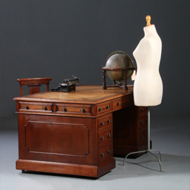 Mahonie bureau Goud gestempeld doorleefd leer ca 1870  (No.913145)