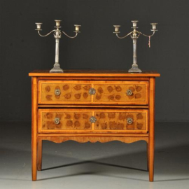 Antieke kast / 18e eeuwse Italiaanse commode met olijfhout met essenhout en oesterfineer (No.401748)