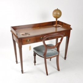 Antieke bureaus / Kleine schrijftafel in mahonie ca. 1880-90 met een biesje van palmhout (No.500901)