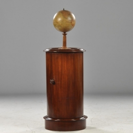 Antiek  bijzettafels / Engels cilindrisch mahonie nachtkastje 1850 met marmer in houten rand (no602043)
