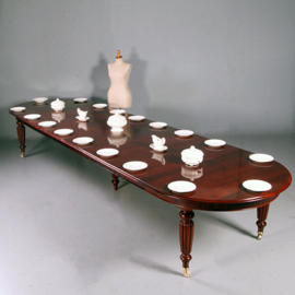 Antieke tafels / Victoriaanse  ovale eetkamertafel mahonie, met 6 bladen te verlengen tot 4,84 m. (No.641556)