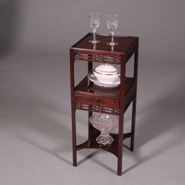 Etagiere nachtkastje Engelse bedside tabel of nightstand in mahonie met lade ca 1820 (No.452430)