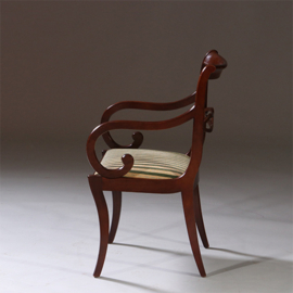 Fraai gebogen mahoniehouten Carver chair met gestreepte bekleding  ca 1950 (No.212830)