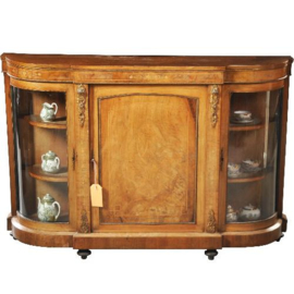 Antieke kast /  Blonde noten vitrinekast / Credenza met ca. 1880 met kwart ronde gebogen vintrines (No.472058)