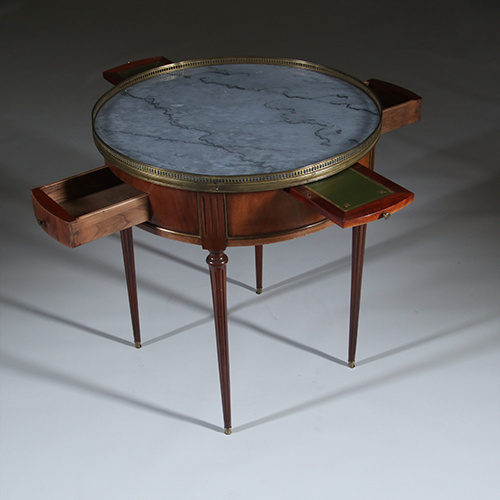 Bouillotte tafel met twee laden en twee tirettes ca 1910 bronzen randje (No.301805)