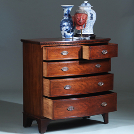 Bow front commode ca 1850 gerestaureerd en in zeer fraaie staat met brons beslag (No.260615)