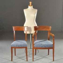 Antieke stoelen / Stel van 10 Hollandse mahonie eetkamerstoelen 2 met armleuningen ca. 1820 blauw gestoffeerd (No.532116)