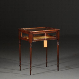 Antieke bijzettafels / Tafelvitrine in mahonie ca. 1890 met aan 5 kanten glas (No.432235)