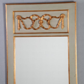 Antieke spiegel / Louis Seize stijl licht groen met goudkleurige profielen en strikken (No.781913)