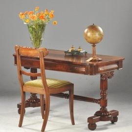 Antieke bureaus / Victoriaanse kleine schrijftafel of sidetable ca. 1875 in mahonie met brede lade (No.590251)