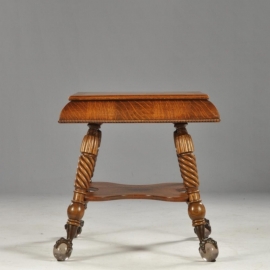 Antieke bijzettafels / Ameriaanse salontafel met metalen klauw op glazen bolpoten (No.561006)