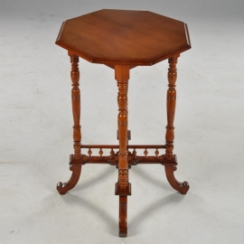 Antieke Bijzettafels / Wijntafeltje of bijzettafel ca. 1880 in notenhout acht-kantig blad op 4 gedraaide poten (No.542908)