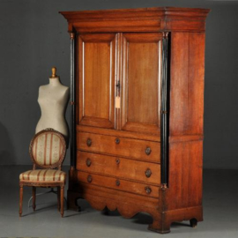 Antieke kast / Doorleefd Hollands kabinet met uitzonderlijke doorlopende zuilen  ca. 1815 (No.520415)