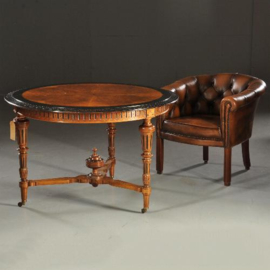 Antieke bijzettafels / Ronde Engelse tafel ca. 1880 in notenhout met zwart gepolitoerde rand. (No.441711)