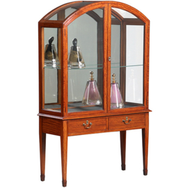 Unieke satijnhouten vitrine met halfronde glazen bovenkant ca 1900  (No.232010)