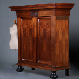 Palissander Pastoorskast in een prachtige  zonnige kleur Ca 1700 (No.431530)