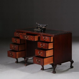 Antieke bureaus / Klein mahonie bureau Chippendale stijl ca. 1910 met donker leer en 9 laden (No.650360)
