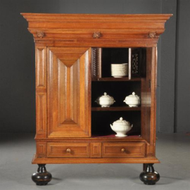 Antieke kast / Hollandse kussenkast ca. 1700 met kluisjes in blond noten  met laden (No.491754)