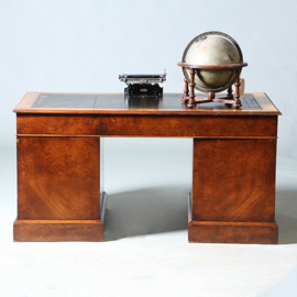 Bureau Engeland noten met wortelnoten en zwart leer ca 1910 (No.280340)