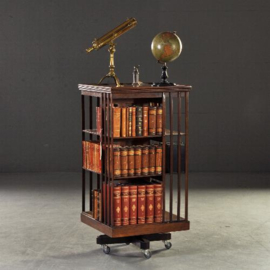 Antieke bijzettafels / Boekenmolen ca. 1900 hoog model met drie verdiepingen op nieuwe wieltjes (No.142123)