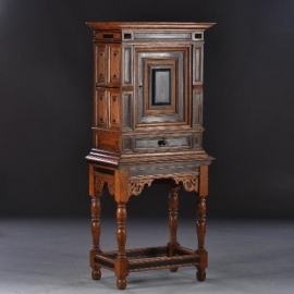Antieke kast / Eiken met ebbenhouten tafelkastje ca. 1700 onderstel ca. 1900 Hollands (No.830958