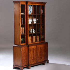 Kleine break front boekenkast / servieskast in de onovertroffen kwaliteit van "Gill & Reigate London" ca 1900 (No.211710)