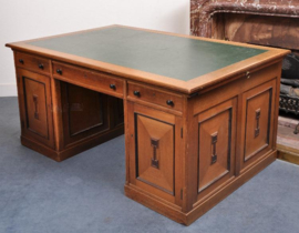 Antieke bureaus / Groot Hollands herenbureau met 2 geheime opbergvakken en 3 geheime laatjes 1,00 m. X 1,50 m. (No.4736)&