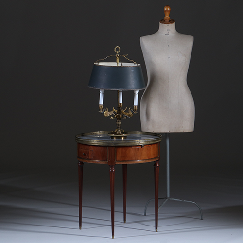 Bouillotte tafel met twee laden en twee tirettes ca 1910 bronzen randje (No.301805)