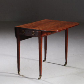 Antieke bijzettafels / Wandtafel Pembroke table mahonie ca. 1790 met lade (No.820865)