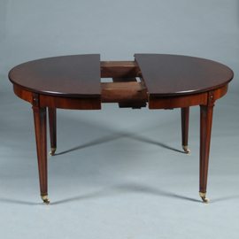Coulissetafel met een inleg blad maar geschikt voor meedere inlegbladen [No.991910)