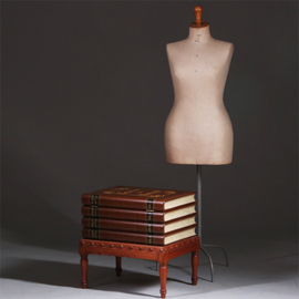 Als een "Victorian Faux Book Trunk" in het Nederlands Schijnboekenkistje  "Geheim Der Natuur" ca 1890 (No.222105)
