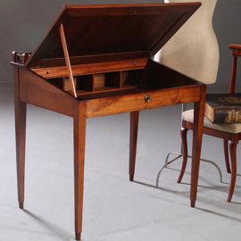 Antieke lezenaar / Koloniale lezenaar ca 1910 in mahonie met donker blauw leer (No.891555)