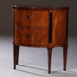 Demi lune commode mahonie met ebbenhout op strakke tapse pootjes (No.962620)