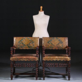 Antieke Armstoelen / Stel van 2 zetels ca. 1675 met goud geprent leer (No.770347)