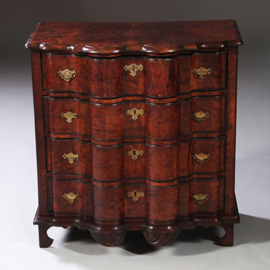 Hollandse orgelgebogen commode ca 1725 op de originele gezaagde pootjes  (No.971725)