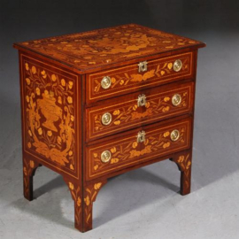 Antieke kasten / Kleine Hollandse barok commode 18e eeuw  4-zijdig rijkelijk van marqueterie voorzien  (No.662720)