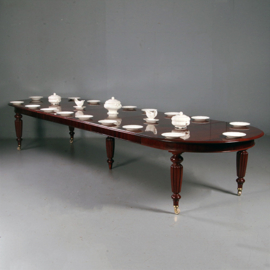 Antieke tafels / Victoriaanse  ovale eetkamertafel mahonie, met 6 bladen te verlengen tot 4,84 m. (No.641556)