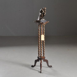 Antieke bijzettafels / Hoge piedestal of lampentafel  ca. 1890 3 gedraaide staanders op driesprant (No.682804)