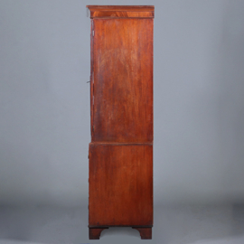 Zeer strak Engels Kabinet in fraaie lichtere mooi verouderde kleur ca 1800 (No.421015)